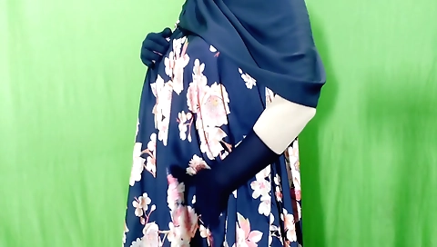 Indian solo housewife masturbates and masturbates in her room