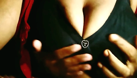 Indian girl is showing her hairy ass in an amateur clip