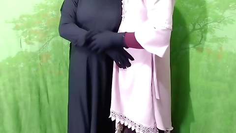 Indian bhabhi gets fucked by her boyfriend in the bed