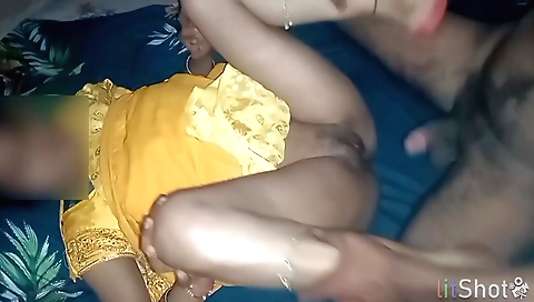 Indian amateur sex video showing a brunette getting off