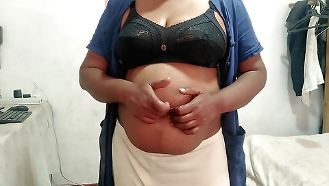 Indian solo video shows the girl with a nice top and skirt