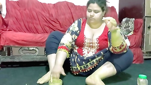 Amateur brunette 18+ enjoys her pussy in her bedroom