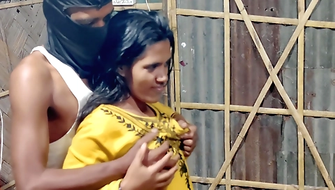 Indian babe shows off her body in sexy amateur video