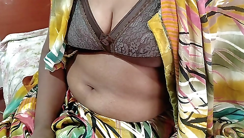 Indian amateur beauty making out in her bedroom video