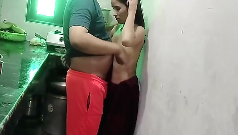 Naukrani Ko Malik Ne Kichen Me Hi Pakad Ke Pel Diya