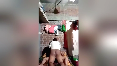 Indian amateur gets a cumshot while fucking in her pussy
