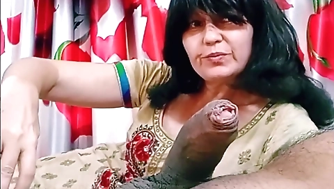 Amateur mature brunette deepthroats pussy in hd video