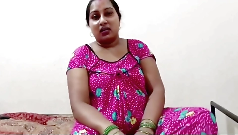 Big ass amateur brunette shows her booty for the camera