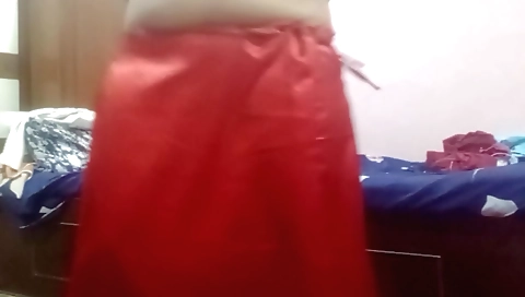 Hot amateur bimbo shows off her huge ass on the webcam