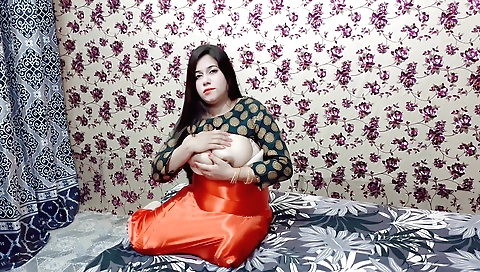 Indian blonde bhabhi enjoys some fun on the web cam