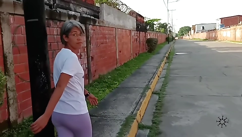 Indian mature chick with a big fat pussy is giving a blowjob