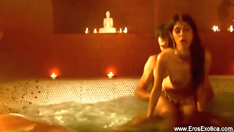 Latina with a sexy body gives a blow job and a blowjob