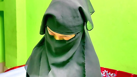 Indian girl gets paid with a huge cock in the amateur vid