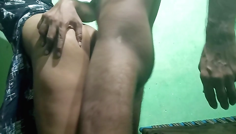 Indian Desi Village Bhabhi Ne Padosi Devar Se Chhat Per Gand Marwaya