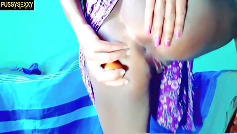 Indian solo video with an amateur beauty in an anal scene