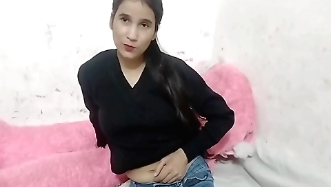 Indian girl has a very nice body in this solo video