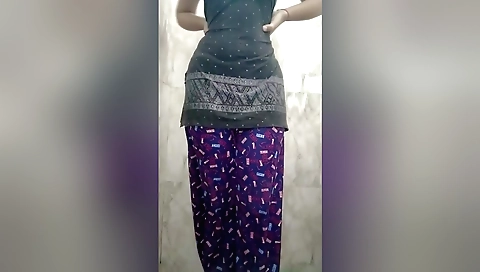 Hairy stepsister's hairy pussy is stretched in a hot solo