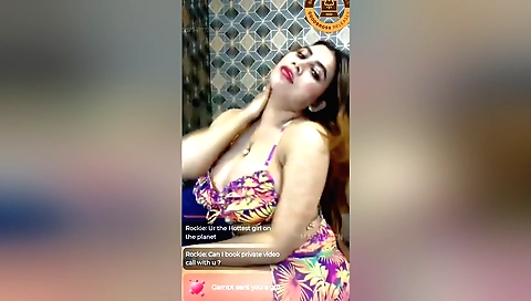 Hot amateur with natural breasts is showing her body on cam