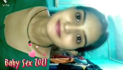 Hot brunette amateur video shows her in the bedroom