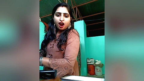 Bhabhi shows off her body in a hot amateur sex video