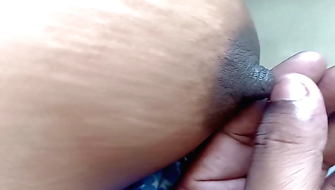 Indian lady loves touching her nipples in amateur video