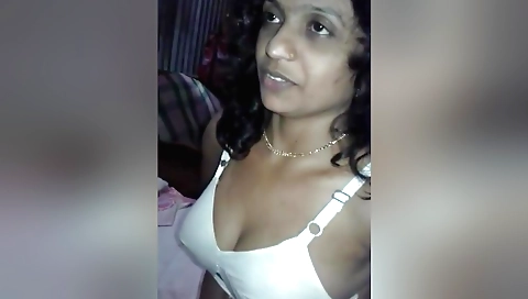 Today Exclusive- Desi Boudi Boobs Sucking And Handjob