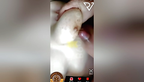 Amature webcam show with a brunette milf and her pussy