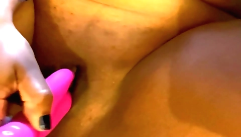 Busty amateur with big ass and natural boobs fucks on webcam