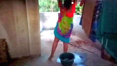 Amateurs domestic woman with a sexy face takes a good licking